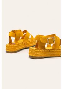 ANSWEAR - Answear - Sandały Coura. Kolor: żółty. Materiał: syntetyk, materiał, zamsz, guma. Wzór: gładki. Obcas: na obcasie. Wysokość obcasa: średni #3