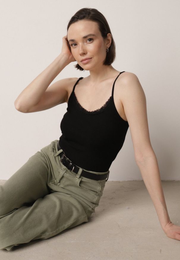 Born2be - Czarny Bawełniany Top Bieliźniany z Koronką na Regulowanych Ramiączkach Beralisa. Okazja: na co dzień. Kolor: czarny. Materiał: bawełna, koronka. Długość rękawa: na ramiączkach. Wzór: koronka. Sezon: zima, jesień. Styl: casual, klasyczny