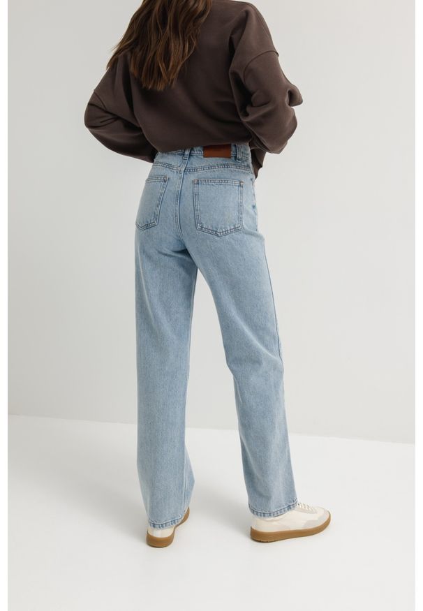 Marsala - Spodnie typu relaxed fit w kolorze CLASSIC BLUE JEANS - MILES LONG. Okazja: na co dzień. Materiał: jeans. Długość: długie. Styl: klasyczny, casual, elegancki