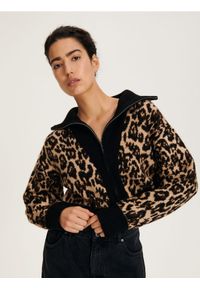 Reserved - Sweter w zwierzęcy wzór - wielobarwny. Materiał: dzianina. Długość: krótkie. Wzór: motyw zwierzęcy #1
