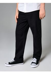 Sinsay - Jeansy chino z regulacją w pasie - czarny. Kolor: czarny #1