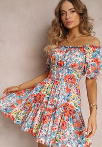 Renee - Jasnoniebieska Rozkloszowana Sukienka Mini z Gumkami w Pasie i Krótkimi Rękawami z Wiskozy Merrelle. Typ kołnierza: dekolt hiszpanka, kołnierz z falbankami. Kolor: niebieski. Materiał: wiskoza. Długość rękawa: krótki rękaw. Sezon: lato, wiosna. Długość: mini