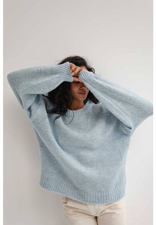 Marsala - Sweter oversize z bufiastym rękawem baby blue - RIVERO-UNI. Okazja: na co dzień. Materiał: wełna, akryl. Sezon: wiosna, lato, jesień, zima. Styl: casual
