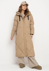 Born2be - Ciemnobeżowa Pikowana Kurtka o Długim Pudełkowym Kroju z Kapturem i Kieszeniami Attesina. Okazja: na co dzień. Typ kołnierza: kaptur. Kolor: beżowy. Materiał: wełna, jeans. Długość: długie. Sezon: zima. Styl: casual, elegancki, klasyczny #7