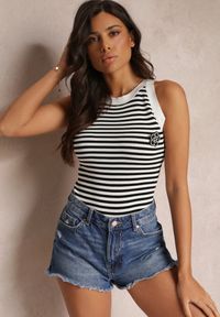 Renee - Biało-Czarny Top z Wiskozy w Paski z Ozdobną Broszką Dinette. Kolor: biały. Materiał: wiskoza. Długość rękawa: bez rękawów. Wzór: paski #3