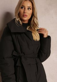 Renee - Czarna Kurtka za Kolano Pikowana Chadi. Kolor: czarny. Materiał: jeans, tkanina. Sezon: jesień, zima. Styl: klasyczny, elegancki
