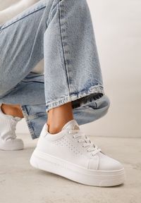 Renee - Białe Sneakersy VICES Ozdobione Gwiazdą i Błyszczącą Wstawką Oranatta. Okazja: na co dzień. Kolor: biały. Materiał: jeans. Wzór: aplikacja #1