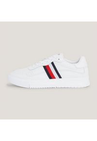 TOMMY HILFIGER - Buty Tommy Hilfiger Supercup Lealther Stripes M FM0FM04824YBS białe. Okazja: na co dzień. Zapięcie: sznurówki. Kolor: biały. Materiał: poliester, kauczuk, nylon, guma, skóra. Szerokość cholewki: normalna