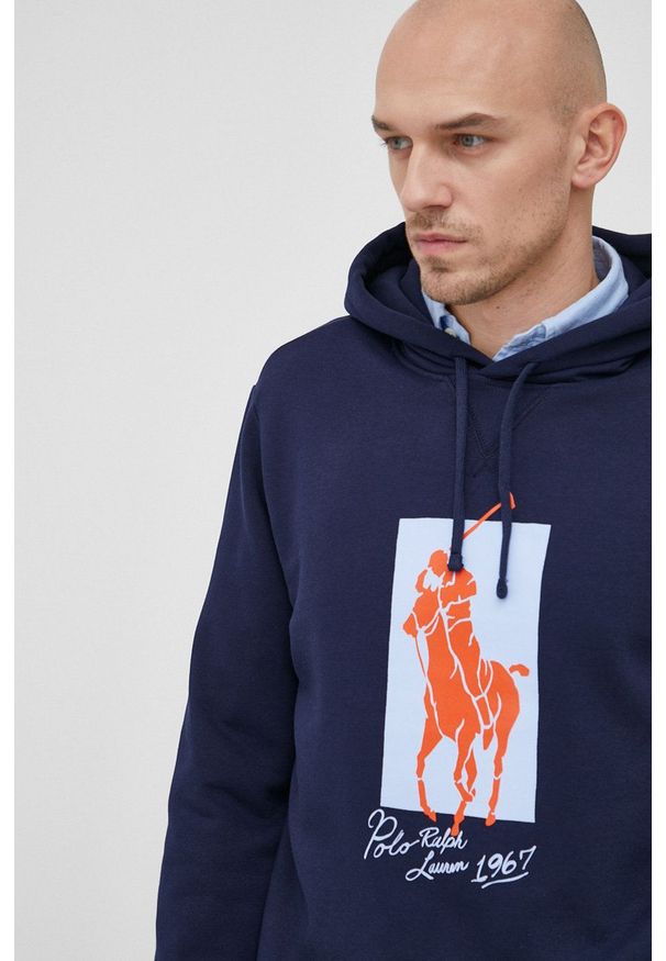 Polo Ralph Lauren Bluza męska kolor granatowy z kapturem z nadrukiem. Okazja: na co dzień. Typ kołnierza: polo, kaptur. Kolor: niebieski. Materiał: dzianina. Wzór: nadruk. Styl: casual