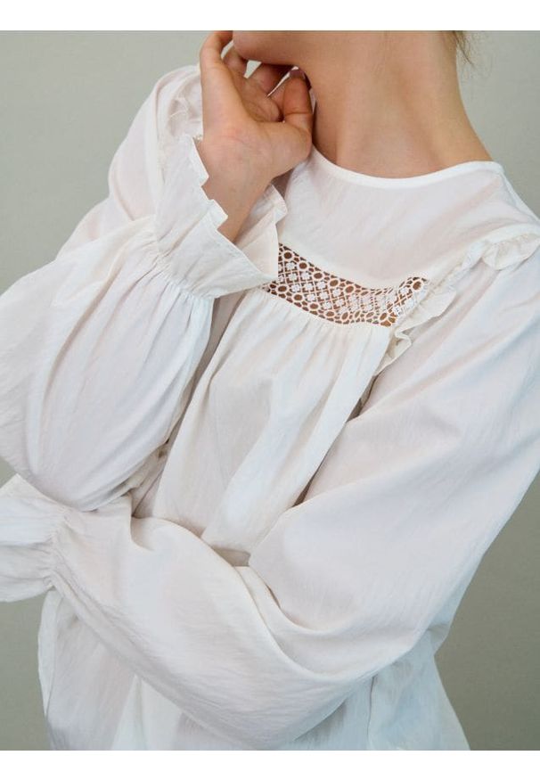 Sinsay - Bluzka z falbankami i ażurową wstawką - biały. Typ kołnierza: kołnierz z falbankami. Kolor: biały. Wzór: ażurowy