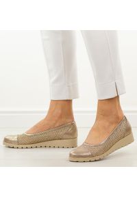 Złote półbuty damskie M.Daszyński 1628-25. Okazja: na co dzień. Kolor: złoty. Materiał: skóra. Szerokość cholewki: normalna. Sezon: wiosna, jesień, lato. Obcas: na koturnie. Styl: casual, elegancki, klasyczny #1