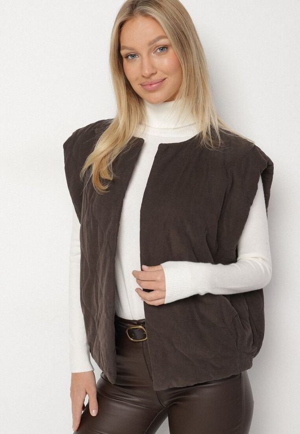 Born2be - Brązowa Niezapinana Kamizelka z Bawełnianego Sztruksu Tilanovia. Okazja: na co dzień. Kolor: brązowy. Materiał: sztruks, bawełna. Styl: elegancki, casual