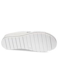 Białe Klapki Armodo Modne Obuwie Damskie. Kolor: biały. Materiał: skóra. Wzór: kolorowy. Sezon: lato. Styl: elegancki #5