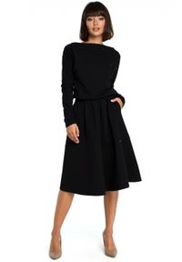 Be Active - Rozkloszowana sukienka dresowa z gumką w pasie i kieszeniami czarna. Kolor: czarny. Materiał: dresówka. Długość rękawa: długi rękaw #3