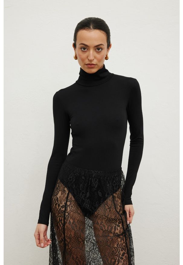 Marsala - Body z golfem w kolorze BLACK - MODESSA-L. Okazja: na spotkanie biznesowe. Typ kołnierza: golf. Materiał: poliester, tkanina, materiał, jeans, skóra, wiskoza. Styl: biznesowy, klasyczny, elegancki