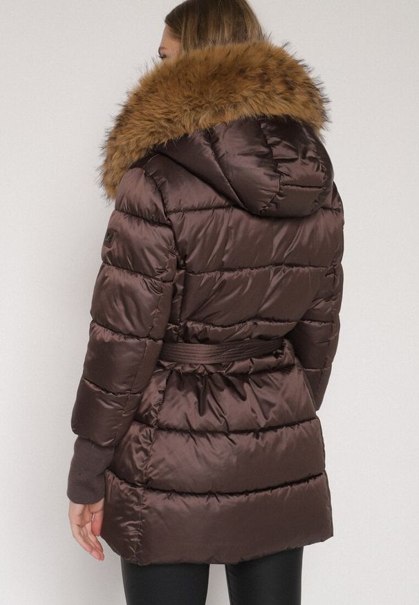 Born2be - Brązowa Kurtka z Pikowanymi Przeszyciami Paskiem i Kapturem z Futrem Lidanessa. Okazja: na co dzień. Kolor: brązowy. Materiał: futro. Styl: casual