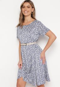 Born2be - Granatowa Sukienka w Drobne Kwiatki z Krótkim Rękawem z Wiskozy Cilarnid. Kolor: niebieski. Materiał: wiskoza. Długość rękawa: krótki rękaw. Wzór: kwiaty #2