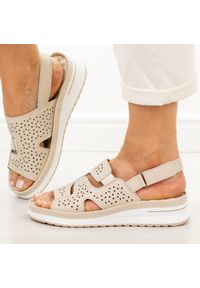 Beżowe skórzane sandały damskie Cambell 40330. Okazja: na co dzień. Zapięcie: rzepy. Kolor: beżowy. Materiał: skóra. Sezon: wiosna, lato. Obcas: na platformie. Styl: casual #1