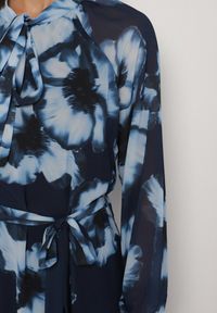 Born2be - Granatowa Pudełkowa Sukienka w Kwiaty z Paskiem Nifle. Okazja: na co dzień. Kolor: niebieski. Materiał: skóra. Wzór: kwiaty. Styl: elegancki, casual #5