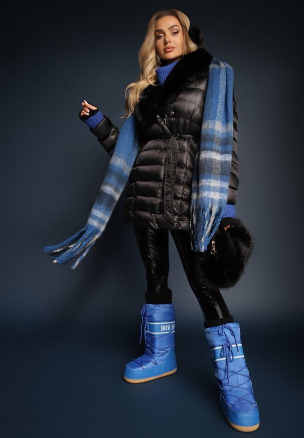 Renee - Czarna Pikowana Kurtka z Wiązanym Paskiem i Kołnierzem z Futerka Avrissa. Typ kołnierza: bez kaptura. Kolor: czarny. Materiał: futro