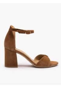 Ryłko - Brązowe eleganckie sandały na słupku. Nosek buta: okrągły. Zapięcie: pasek. Kolor: brązowy. Materiał: welur, skóra. Sezon: lato. Obcas: na słupku. Styl: elegancki. Wysokość obcasa: średni #1