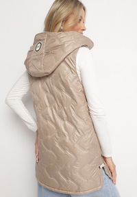 Born2be - Ciemnobeżowa Kamizelka Pikowana z Kapturem i Wsuwanymi Kieszeniami Ravloti. Okazja: do pracy, na co dzień, na spotkanie biznesowe. Typ kołnierza: kaptur. Kolor: beżowy. Styl: casual, biznesowy #7