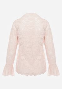 Born2be - Różowa Koronkowa Bluzka z Falbanką i Rozszerzanymi Rękawami Nelaetia. Typ kołnierza: kołnierz z falbankami. Kolor: różowy. Materiał: koronka. Wzór: koronka. Styl: elegancki, klasyczny #2