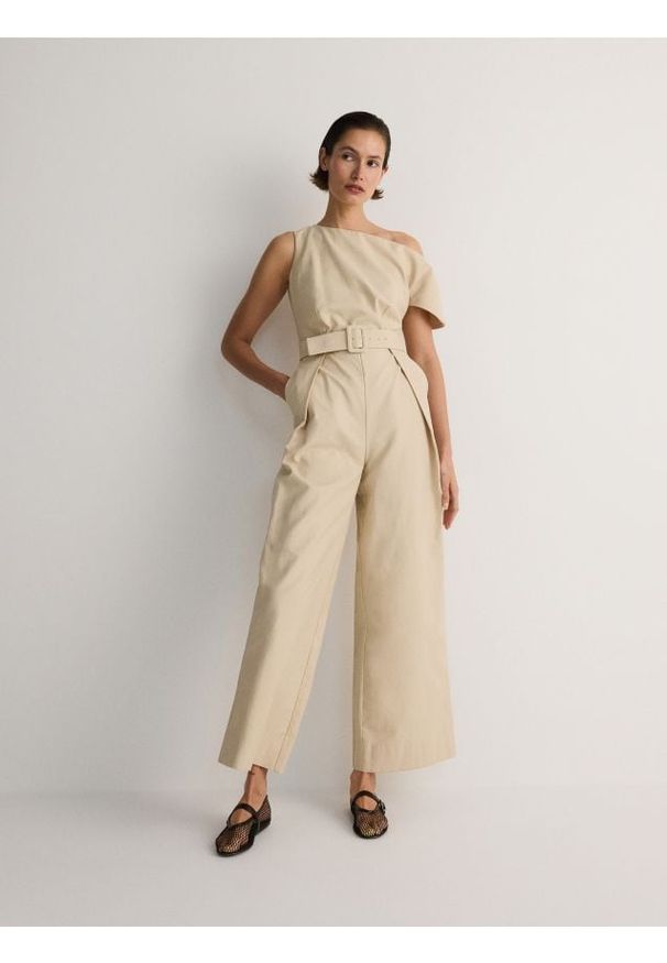 Reserved - Kombinezon z paskiem - beżowy. Kolor: beżowy. Materiał: bawełna