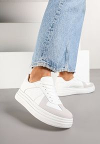 Renee - Białe Sneakersy na Platformie Ozdobione Paskami ze Sznurowaniem Bormi. Okazja: na co dzień. Zapięcie: pasek. Kolor: biały. Materiał: skóra, jeans. Wzór: aplikacja. Obcas: na platformie