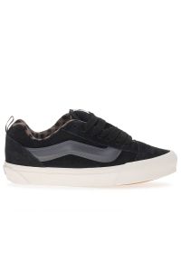 Buty Vans KNU Skool VN000CS02391 - czarne. Okazja: na co dzień. Zapięcie: pasek. Kolor: czarny. Materiał: zamsz, tkanina, guma. Szerokość cholewki: normalna. Model: Vans Old Skool #1