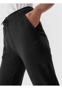 4f - 4F Spodnie dresowe 4FAW23TTROF475 Czarny Regular Fit. Kolor: czarny. Materiał: bawełna, syntetyk #5