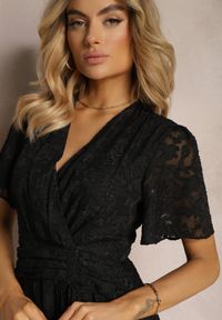 Renee - Czarna Rozkloszowana Sukienka z Dekoltem Zapinanym na Napy Tarae. Okazja: na co dzień. Kolor: czarny. Styl: elegancki, casual
