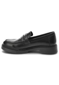 Czarne Mokasyny Nessi Ze Skóry Naturalnej. Okazja: na co dzień, do pracy, na spotkanie biznesowe. Zapięcie: pasek. Kolor: czarny. Materiał: skóra. Styl: casual, klasyczny, biznesowy