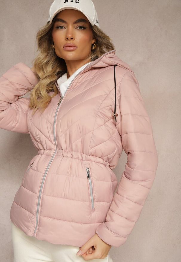 Renee - Ciemnoróżowa Kurtka z Kapturem Ozdobiona Pikowaniem i Sznurkami Zaimara. Typ kołnierza: kaptur. Kolor: różowy. Materiał: jeans. Wzór: aplikacja. Styl: elegancki