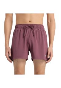 Spodenki New Balance MS41286FDP - bordowe. Kolor: czerwony. Materiał: poliester, materiał, tkanina. Sport: fitness