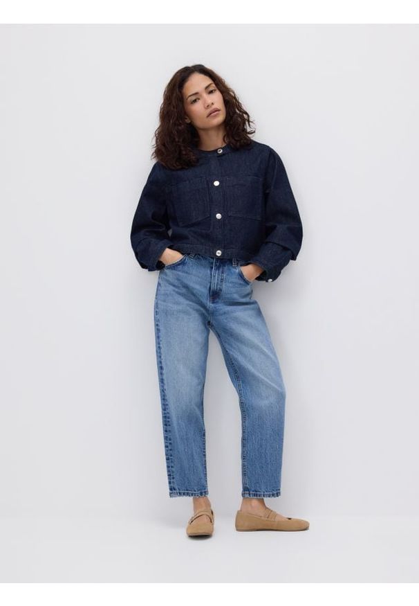 Reserved - Jeansy mom fit z krótszą nogawką - niebieski. Kolor: niebieski. Długość: krótkie