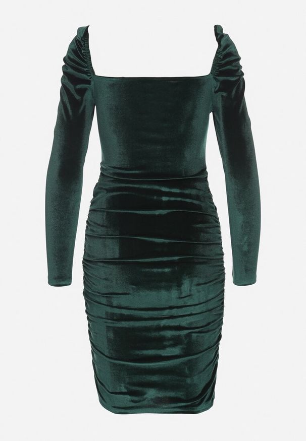 Born2be - Zielona Dopasowana Welurowa Sukienka Ozdobiona Marszczeniem Sopaliae. Kolor: zielony. Materiał: welur. Długość rękawa: długi rękaw. Wzór: aplikacja. Styl: klasyczny