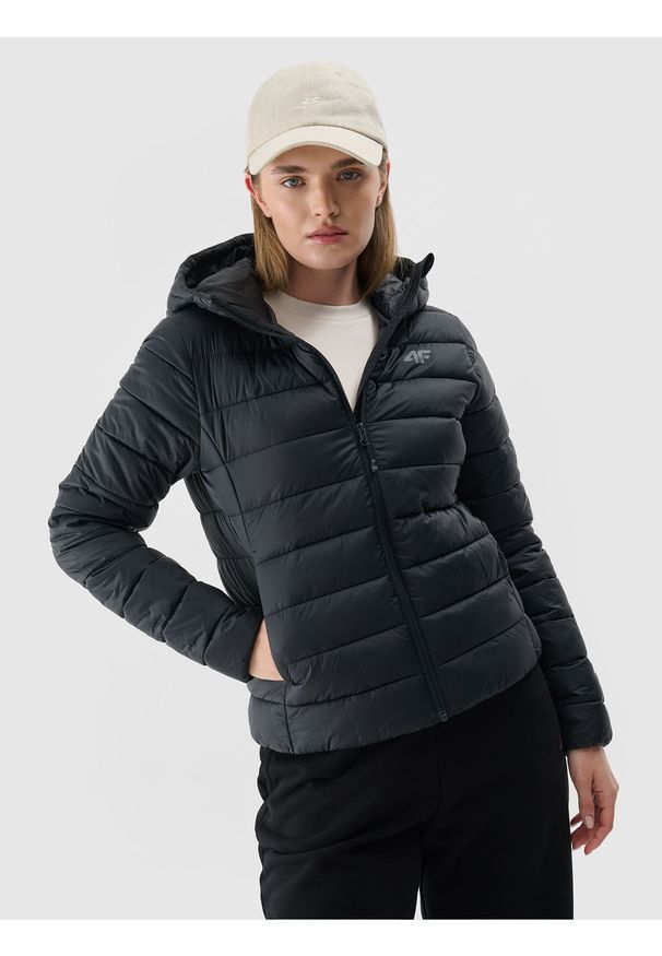 4f - 4F Kurtka puchowa z wypełnieniem z recyklingu damska - czarna L. Okazja: na co dzień. Typ kołnierza: kołnierzyk stójkowy, kaptur. Kolor: czarny. Materiał: puch. Długość: długie. Styl: casual, klasyczny, sportowy
