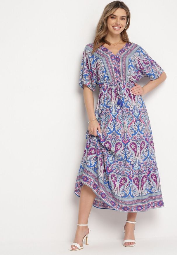 Born2be - Niebiesko-Fuksjowa Sukienka Maxi z Wiskozy w Stylu Boho z Wzorem Paisley i Gumką w Pasie Naroli. Okazja: na co dzień, na spacer. Typ kołnierza: dekolt w kształcie V. Kolor: niebieski. Materiał: wiskoza. Wzór: paisley. Sezon: lato. Styl: boho. Długość: maxi