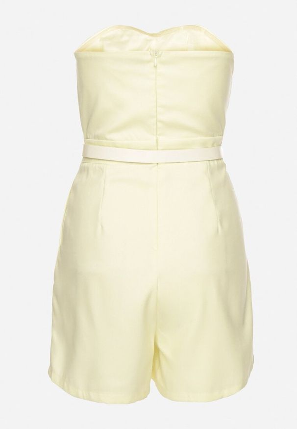 Born2be - Żółty Kombinezon Bez Rękawów Zdobiony Zakładkami i Paskiem z Klamrą Silurea. Okazja: na co dzień. Kolor: żółty. Długość rękawa: bez rękawów. Wzór: aplikacja. Styl: elegancki, casual