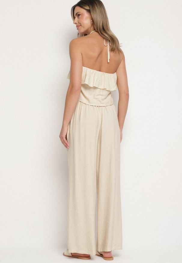 Born2be - Beżowy Komplet z Wiskozą Bluzka z Falbanką i Metaliczną Ozdobą oraz Spodnie Dolariela. Kolor: beżowy. Materiał: wiskoza. Wzór: aplikacja