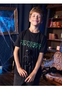 Sinsay - Świecąca w ciemności koszulka z napisem - czarny. Kolor: czarny. Wzór: napisy #1