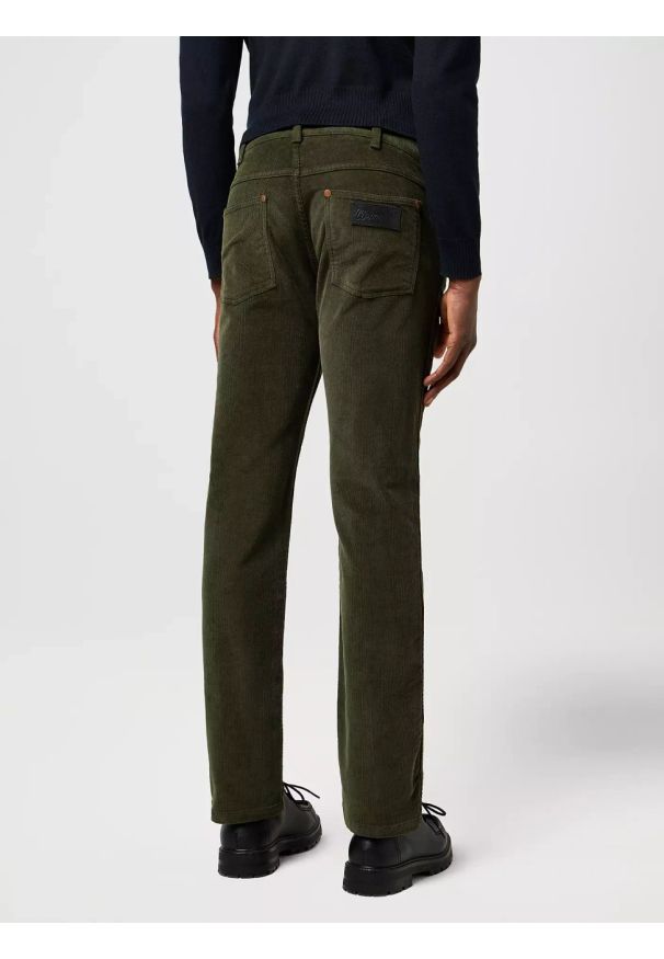 Wrangler - MĘSKIE SPODNIE SZTRUKSOWE WRANGLER GREENSBORO FOREST NIGHT 112371011. Materiał: sztruks