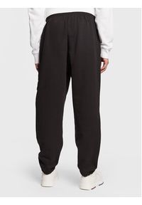 Tommy Jeans Spodnie dresowe Badge Cargo DM0DM15849 Czarny Regular Fit. Kolor: czarny. Materiał: bawełna, dresówka