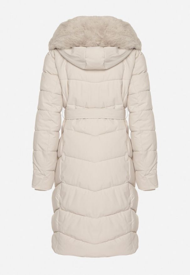 Born2be - Biała Pikowana Kurtka z Futerkowym Obszyciem i Paskiem Samiria. Okazja: na co dzień, do pracy, na spotkanie biznesowe. Kolor: biały. Materiał: jeans, dzianina, futro, poliester. Styl: klasyczny, casual, biznesowy