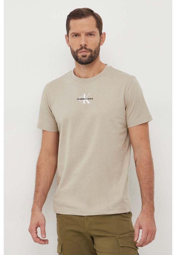 Calvin Klein Jeans t-shirt bawełniany kolor beżowy z nadrukiem. Kolor: beżowy. Materiał: bawełna. Wzór: nadruk. Styl: klasyczny