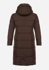 Born2be - Brązowa Długa Kurtka Pikowana z Kapturem i Bocznymi Suwakami Mevoressa. Okazja: na spacer, na co dzień. Typ kołnierza: kaptur. Kolekcja: plus size. Kolor: brązowy. Materiał: dzianina, jeans, poliester. Długość: długie. Styl: casual #2