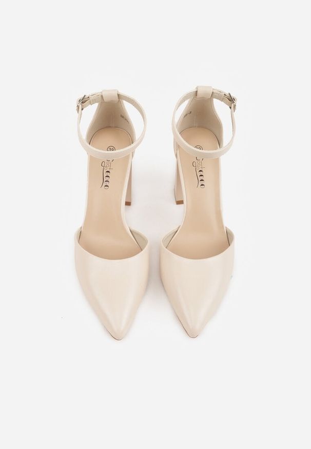 Born2be - Beżowe Klasyczne Czółenka na Słupku z Noskiem w Szpic i Paskiem Tenoris. Okazja: na co dzień, na ślub cywilny, na wesele, do pracy, na spotkanie biznesowe. Zapięcie: pasek. Kolor: beżowy. Obcas: na słupku. Styl: klasyczny. Wysokość obcasa: średni