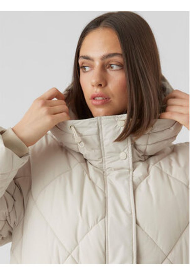 Vero Moda Kurtka zimowa Adelaloa 10267606 Écru Regular Fit. Materiał: syntetyk. Sezon: zima