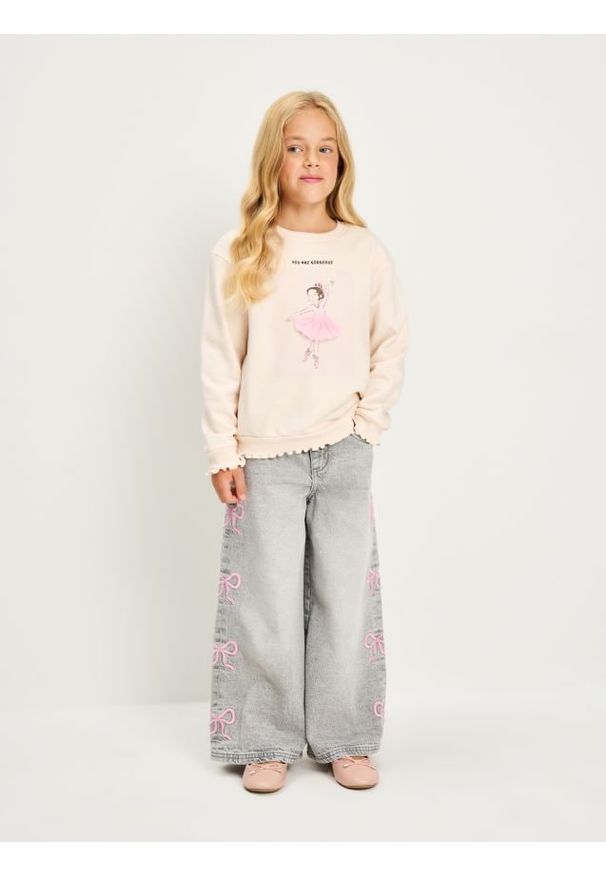 Sinsay - Bluza z aplikacją 3D - kremowy. Kolor: kremowy. Wzór: aplikacja